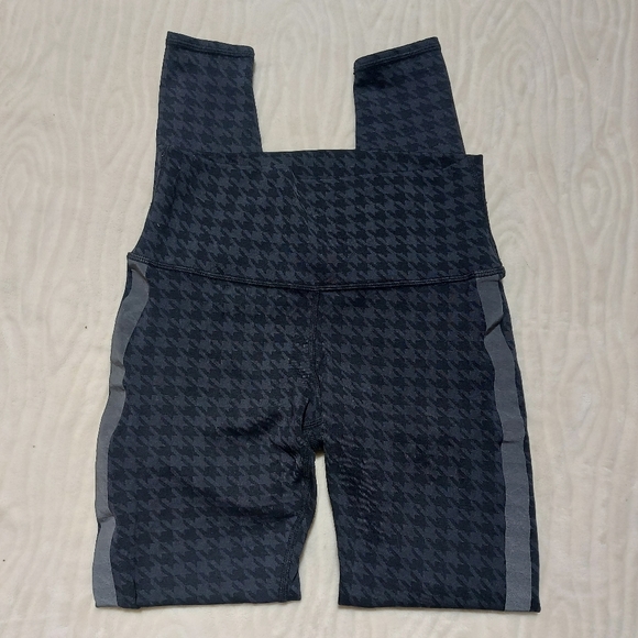 Alo Yoga high rise leggings with Reflective stripes - Picture 11 of 14